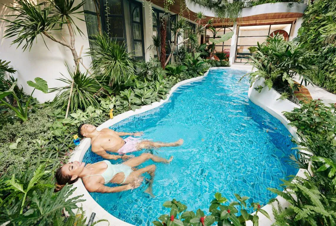 2184 couple walking beach